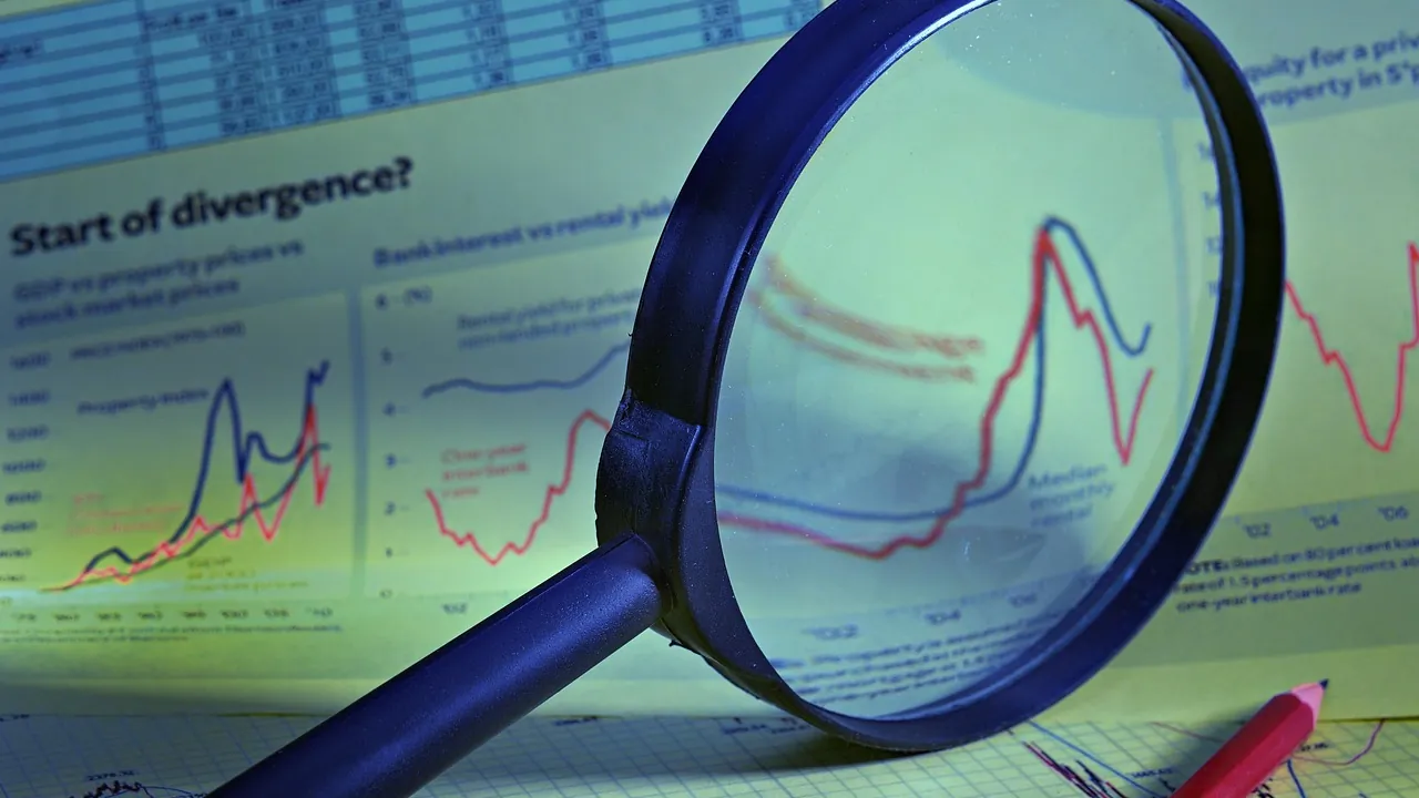 Loupe posée sur un graphique financier où deux courbes divergent