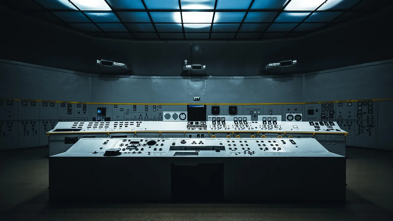 Salle de contrôle déserte avec son pupitre de commandes