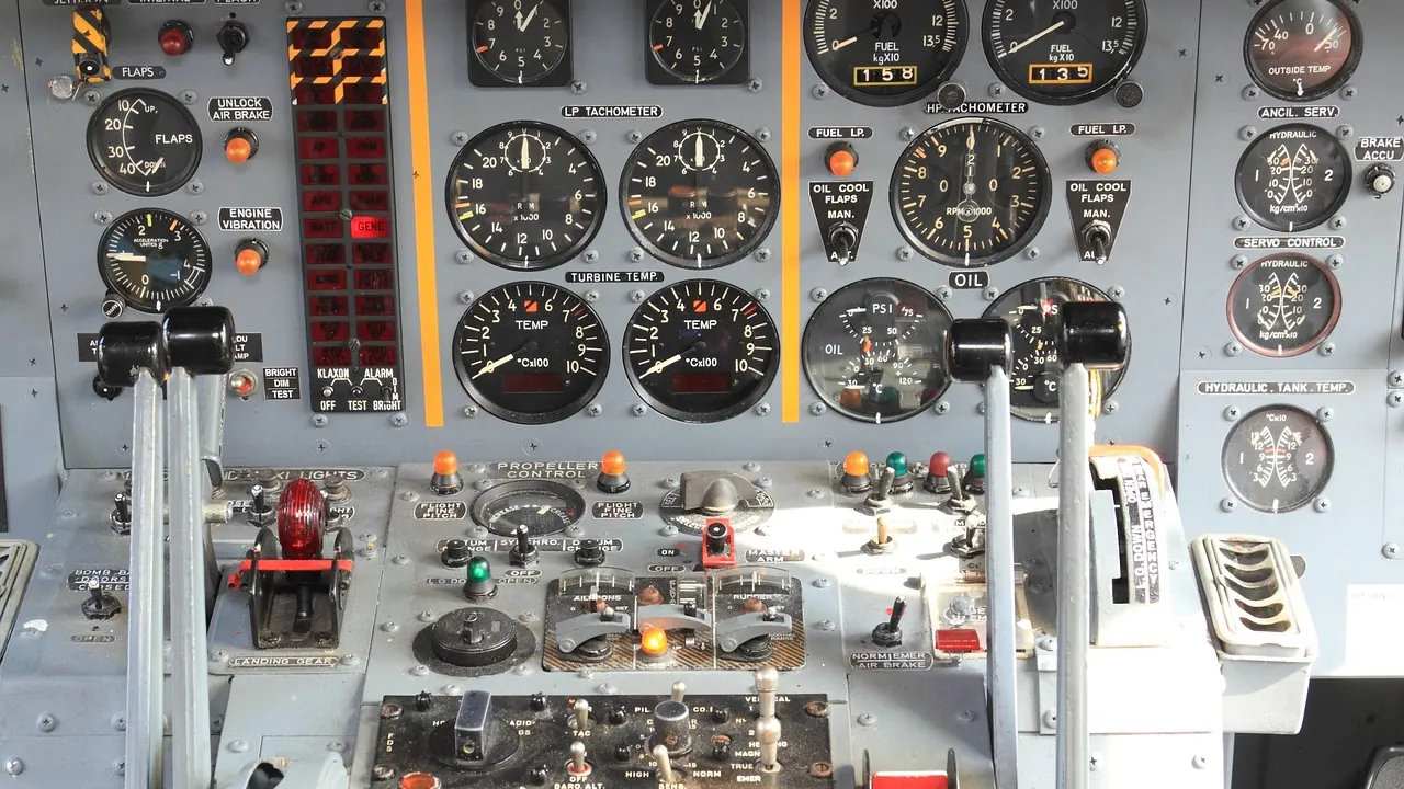 Tableau de bord d’un cockpit d’avion couvert de cadrans et de manettes